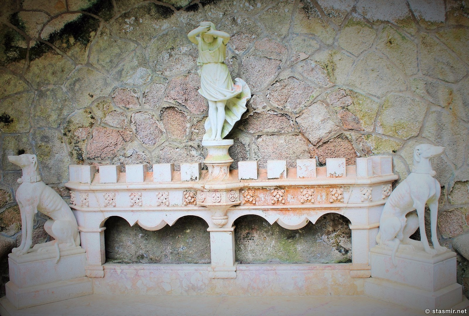 Кинта да Регалейра, Quinta da Regaleira, масонское имение Регалейра, нумерология воплощена в камне, изотерика в Португалии, скамейка с кабалистическими символами, фото Стасмир, имение Карвалью Монтейру, Photo Stasmir