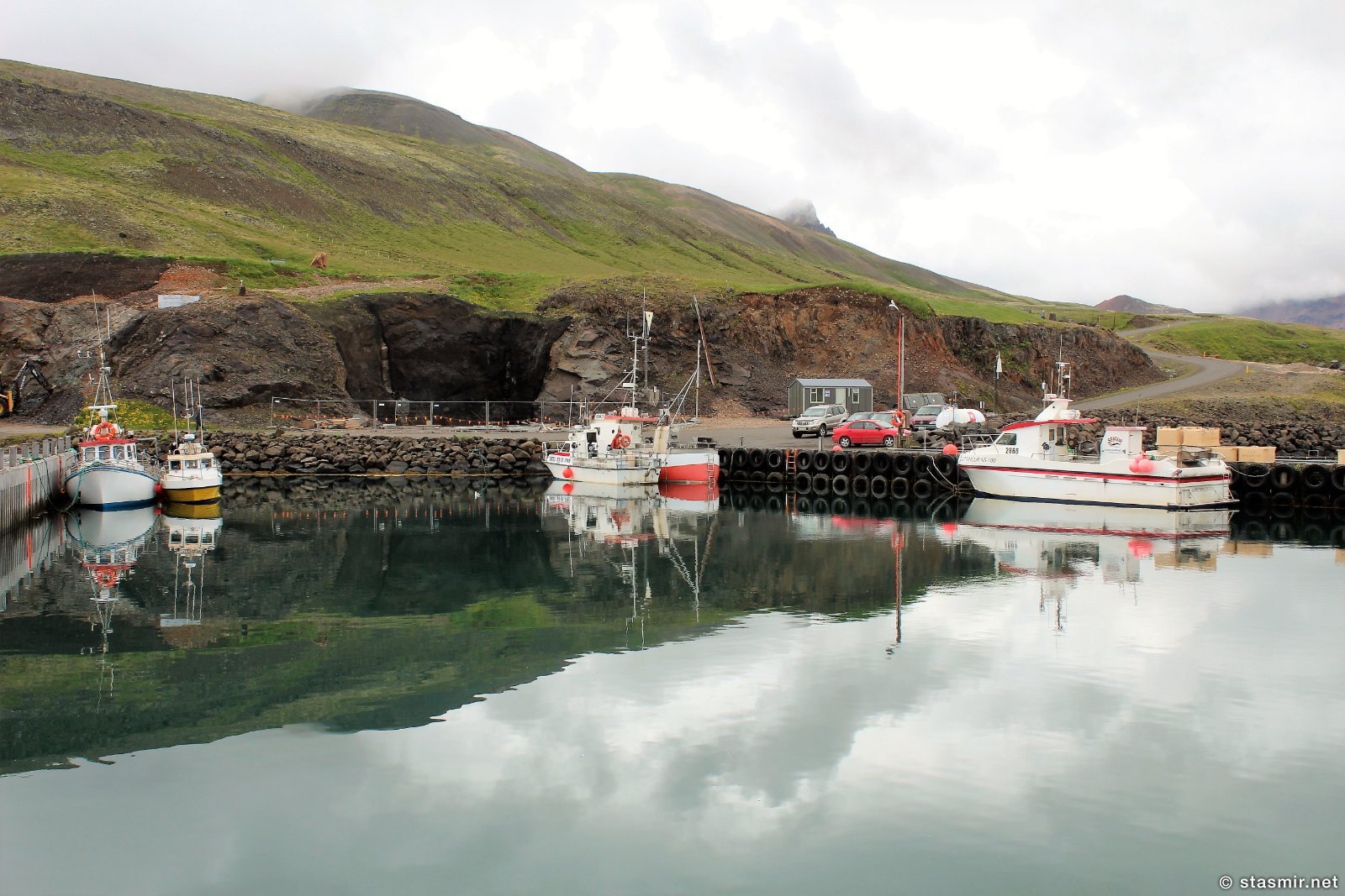 Borgarfjarðarhöfn, гавань расположена в нескольких километрах от города, фото Стасмир, Photo Stasmir
