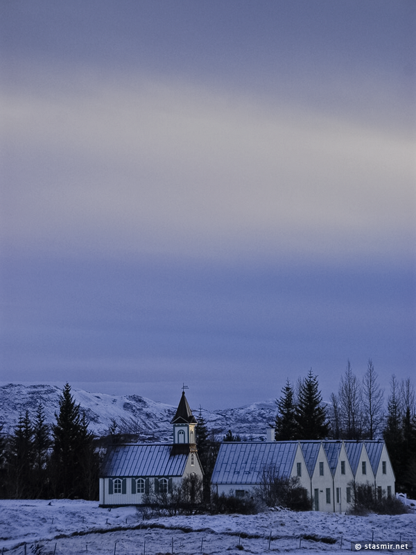 Тингвеллир (Þinvellir) – поля «тинга», то есть Парламента. На фотографии: церковь, домик служителя парка и официальная летняя резиденция премьер-министра