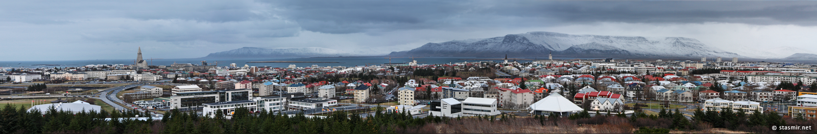 Панорама Рейкьявика с обозревательной площадки «Perlan» на вершине холма Öskuhlíð