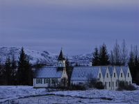 Тингвеллир (Þinvellir) – поля «тинга», то есть Парламента. На фотографии: церковь, домик служителя парка и официальная летняя резиденция премьер-министра