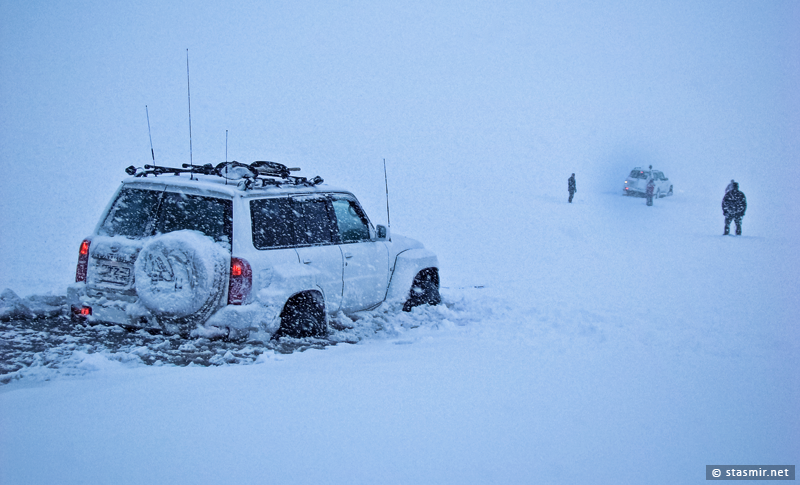 Nissan Patrol провалился в лед по самые порожки и намертво «засел» на зимней дороге в Landmannalaugar. На снимке — начало спасательной операции одного «Патруля» другим при помощи лебедки и какой-то матери,  photo Stasmir,  фото Стасмир