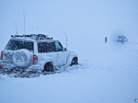 Nissan Patrol провалился в лед по самые порожки и намертво «засел» на зимней дороге в Landmannalaugar. На снимке — начало спасательной операции одного «Патруля» другим при помощи лебедки и какой-то матери,  photo Stasmir,  фото Стасмир