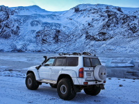 Nissan Patrol около ледниковой лагуны Lónið у подножья ледника Gígjökull – одного из языков вулкана Эйяфьядлайёкюдль