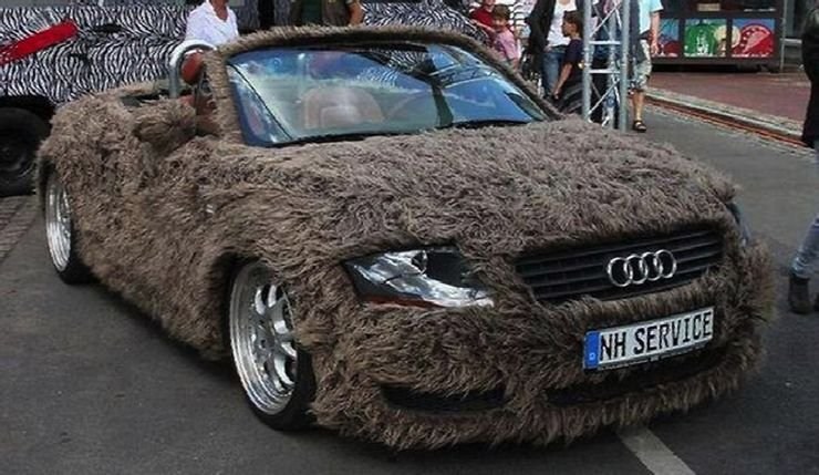 Машинка в мохнатых шкурках. Фото взято с сайта https://www.hotcars.com/19-people-who-modded-their-cars-with-fur/.  Автор Via Hooniverse.com