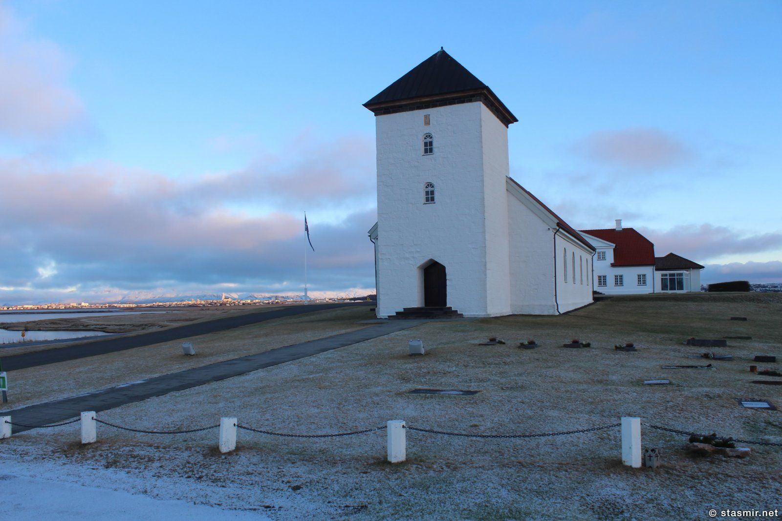 Каменная церковь в Бессастадир - официальной резиденции президентов Исландии, фото Стасмир, Photo Stasmir, Bessastaðir church