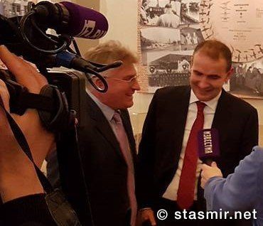 Стасмир переводит Гудни Т. Йоханнессону, Президенту Исландии