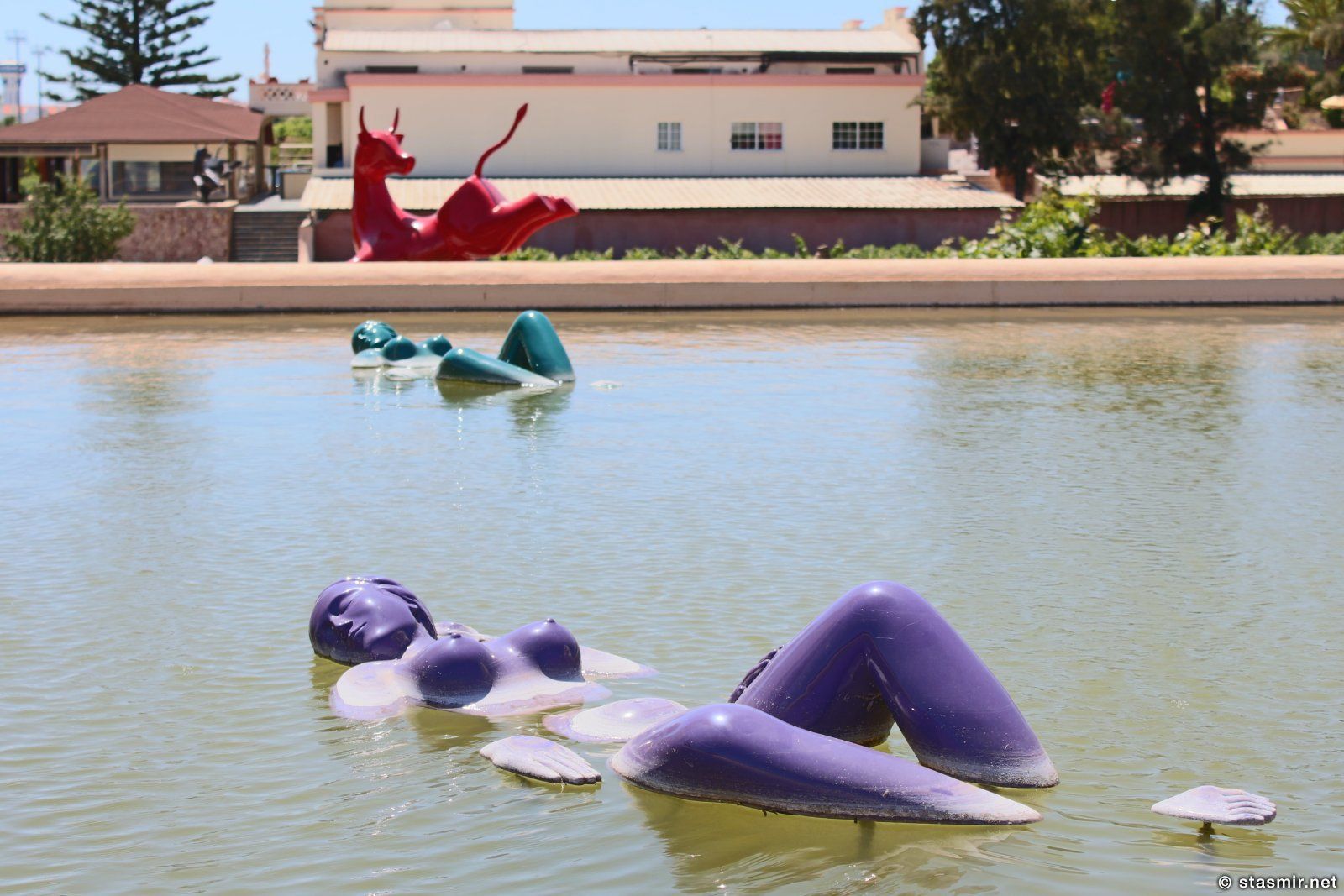 Скульптура плавающих тетенек на винограднике в Португалии, фото Стасмир, photo Stasmir