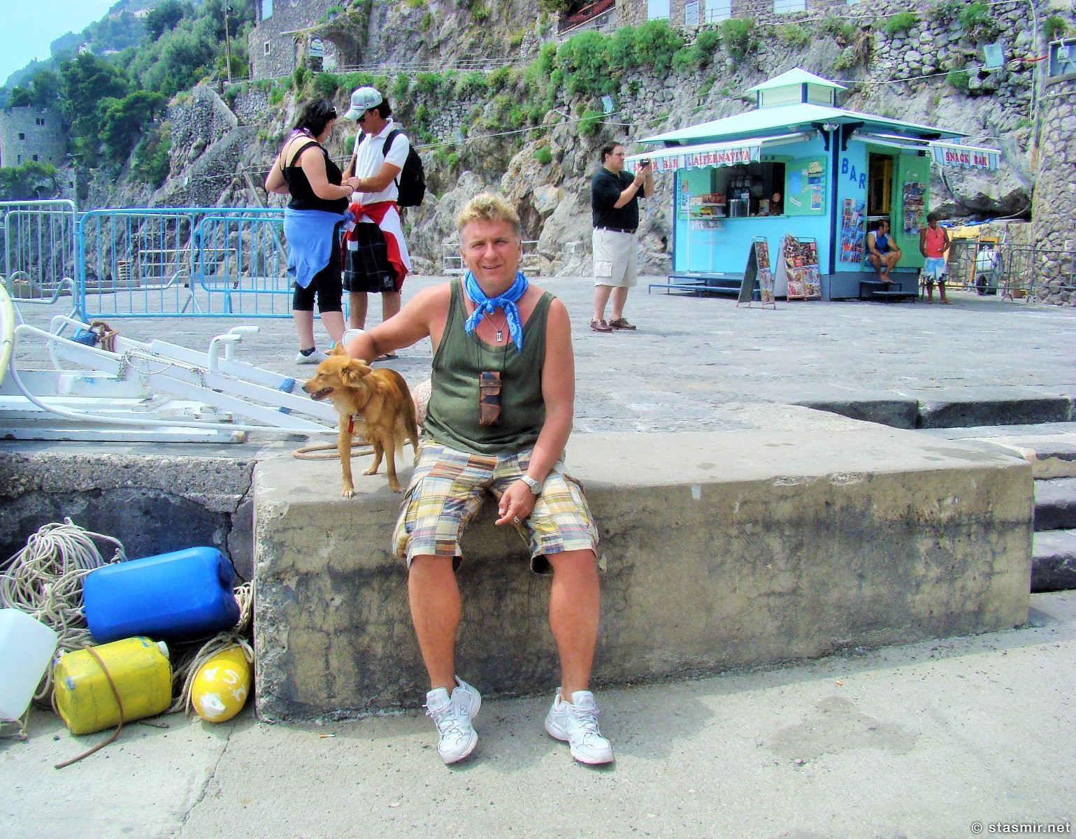 Стасмир на причале с собакой ожидает шаланды, полной кефали, в рыбацкой деревне Позитано (итал. Positano), фото Стасмир, photo Stasmir