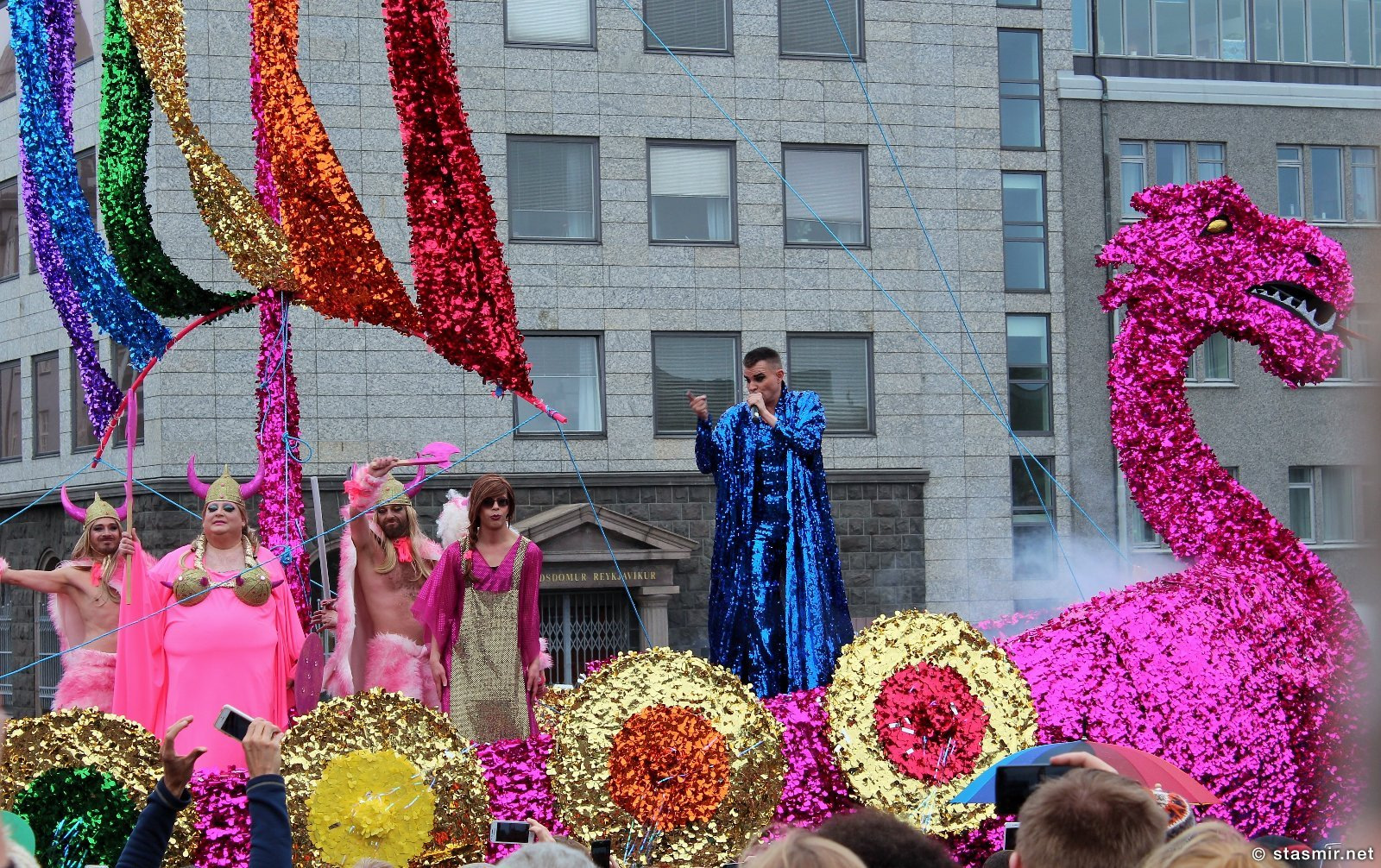 Гей-прайд 2015, Рейкьявик, ладья, викинг, конунг, равноправие, поп-музыка в Исландии, Рейкьявик, Пауль Оскар, викинги нетрадиционной ориентации, исландская попса, Photo Stasmir