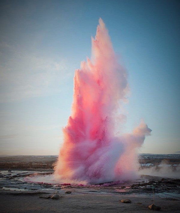 2015-28-04-pink-geyser-marco-evaristti-e1430219776940,  Розовый гейзер - перформанс Марко Эваристти, Строккюр в Хёйкадалюр извергается розовым, Долина Гейзеров в Исландии, фото Стасмир, photo Stasmir