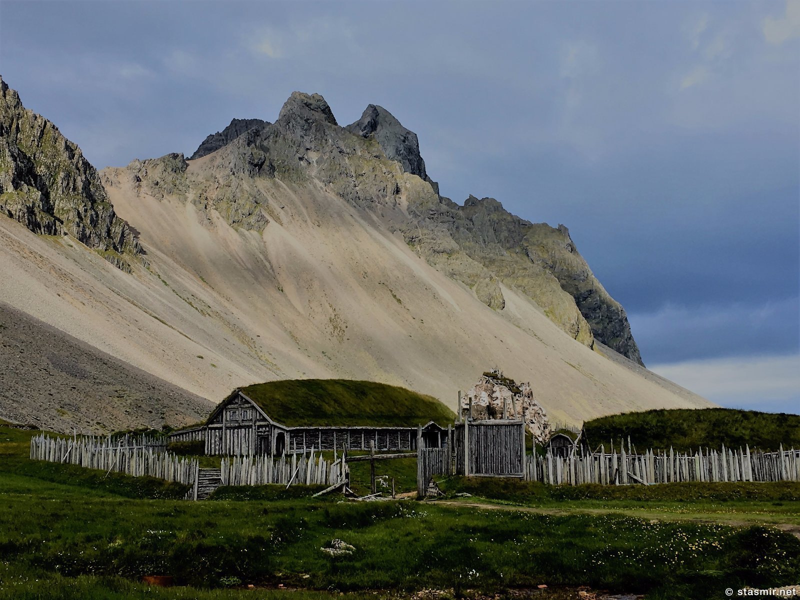 голливудская деревня викингов в Исландии, фото Стасмир, photo Stasmir, площадка съемки фильма про викингов в Исландии, декорации деревни викингов в Исландии