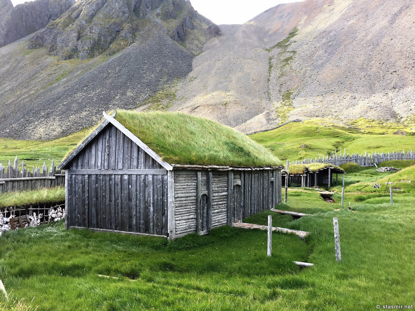 дероевня викингов в Исландии, viking village in Iceland, декорации деревни викингов для съемок голлвудского фильма в Исландии, фото Стасмир, photo Stasmir