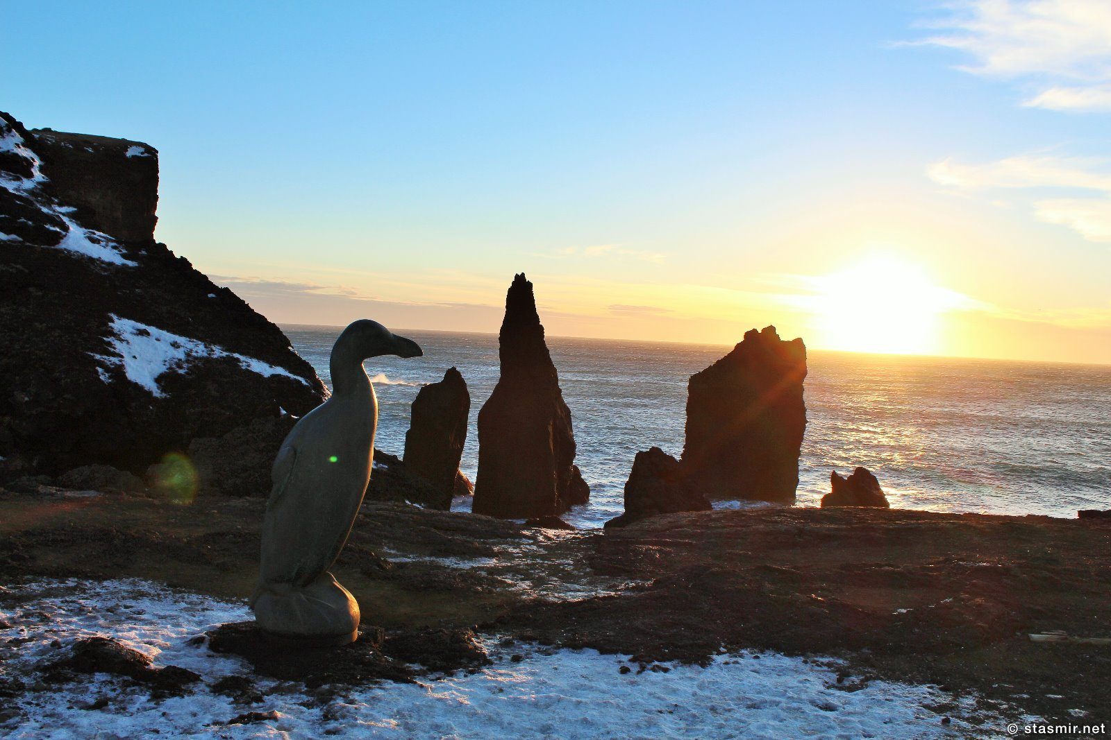 Бескрылая гагарка на закате, Reykjanes, Valahnúkur, Полуостров Рейкьянес, Валахньюкюр, скульптор Тодд МакГрейн, фото Стамир, photo Stasmir