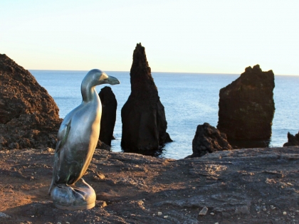 Бескрылая гагарка - статуя на полуострове Рейкьянес, Geirfugl. Great Auk, Pinguinus, Gare-fowl, alca, arponaz, Todd MacGrein, скульптор Тодд МакГрейн, фото Стасмир, photo Stasmir