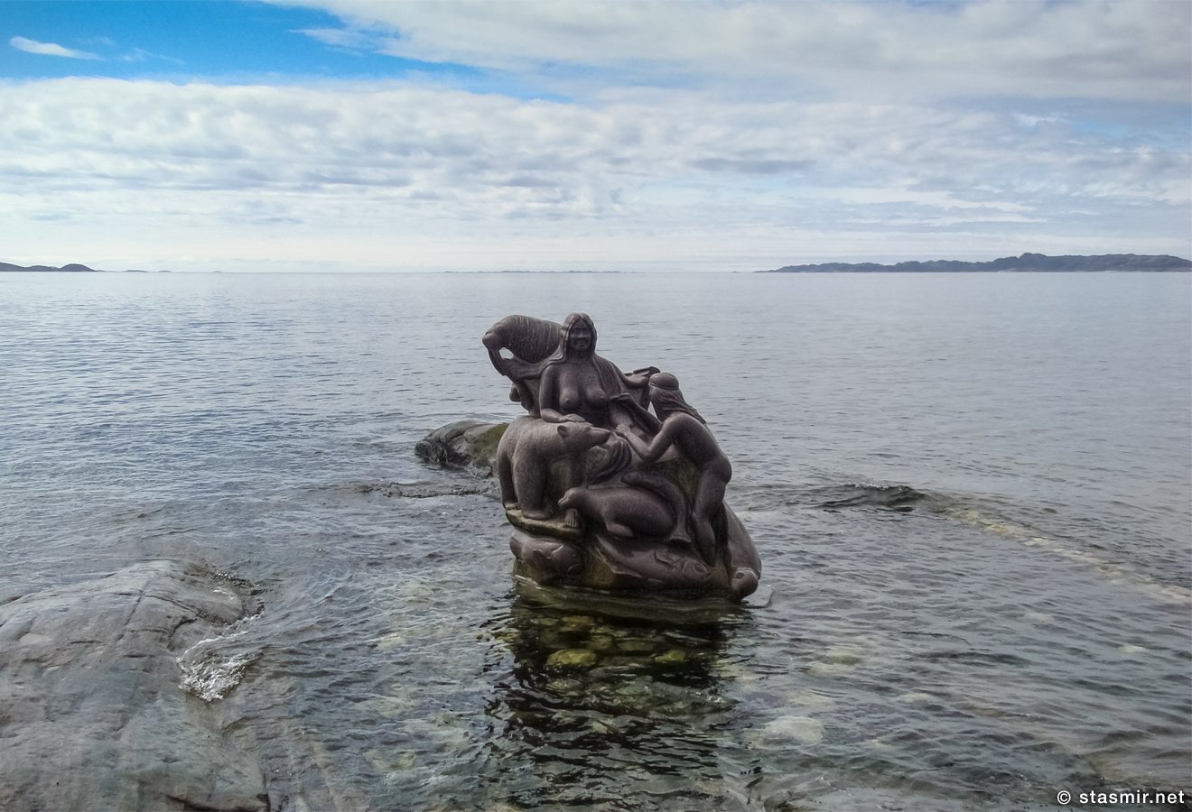 Мать всех морей. Скульптура мать моря Гренландия. Памятники в Гренландии. Памятник чудищу Нуук. Мать море.