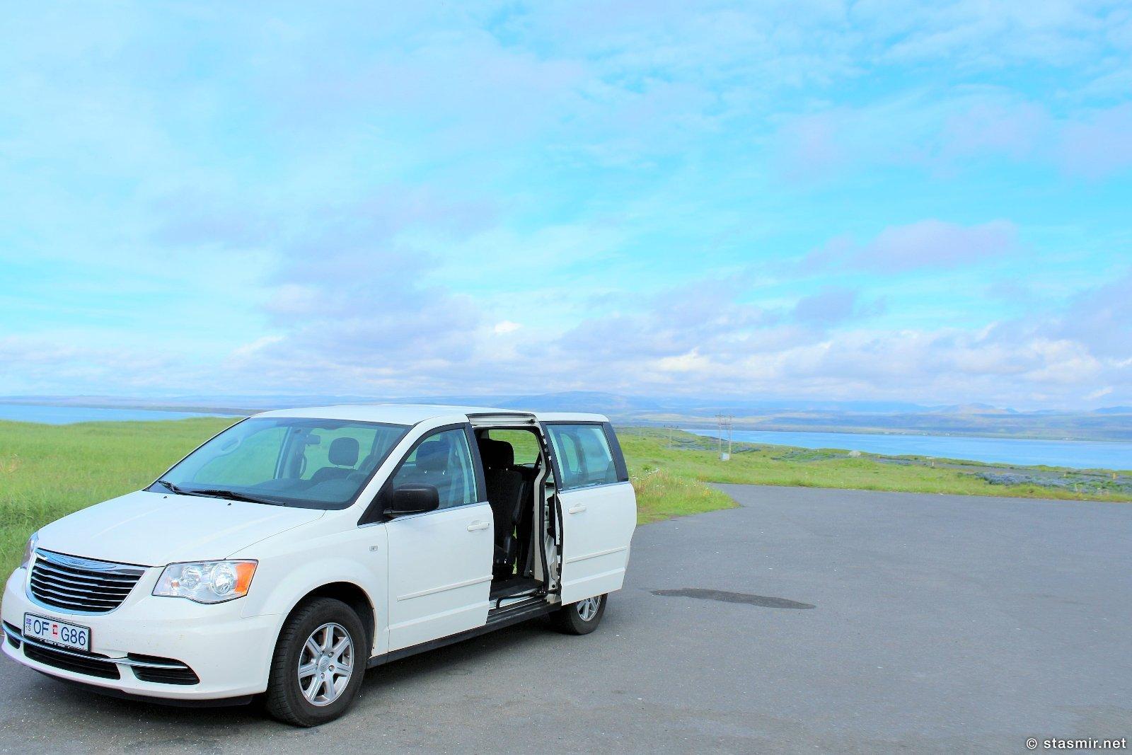 Chrysler Town and Country Minivan у ресторана Hafið Bláa, Eyrarbakkavegur, Исландия,Маршрут Южный Берег, фото Стасмир, Photo Stasmir