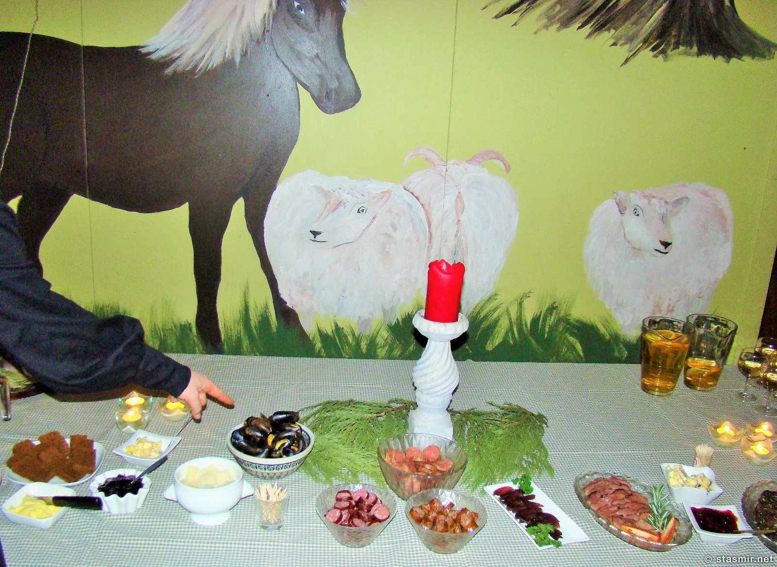 Флаткаки, нарезка из хангикьота и прочих исландских лакомст на праздничном столе на фере, фото Стасмир, Photo Stasmir