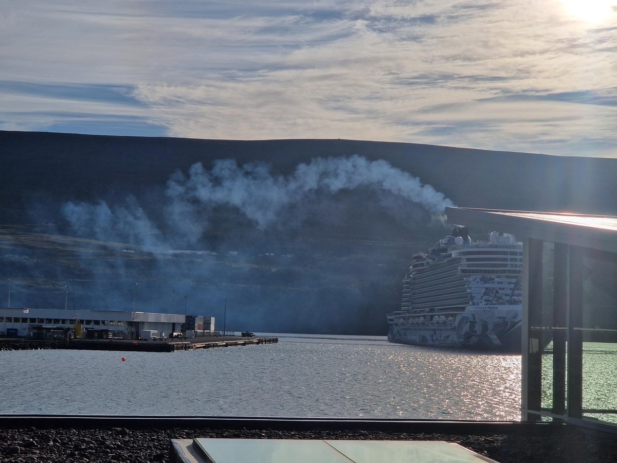 Загрязняющий воздух пароход Norwegian Prima в гавани Акюрейри, фото из исланлской прессы