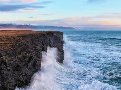 Волны бьются о скалистый берег Арнарстапи (Arnarstapi) на южной стороне полуострова Снайфедльснес (Snæfellsnes) в Западной Исландии. Фото Стасмир. Photo Stasmir.