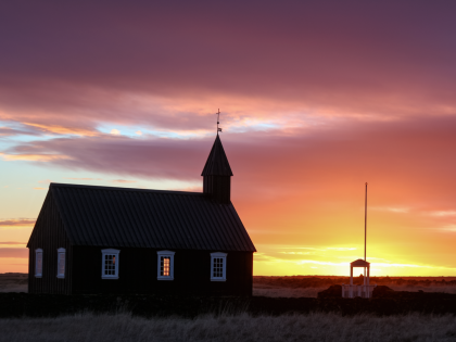 Будирская чёрная церковь, или Бударкиркья (Búðarkirkja) на полуострове Снайфедльснес (Snæfellsnes) в Западной Исландии. Фото Стасмир. Photo Stasmir.