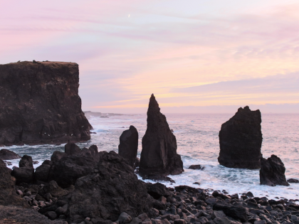 Волны бьются о берег полуострова Рейкьянес (Reykjanes). Рядом маяк Reykjanesvíti. Фото Стасмир. Photo Stasmir.