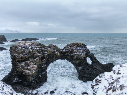 Волны бьются о скалистый берег Арнарстапи (Arnarstapi) на южной стороне полуострова Снайфедльснес (Snæfellsnes) в Западной Исландии. Фото Стасмир. Photo Stasmir.