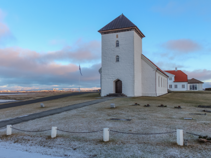 Bessastaðarkirkja — церковь при резиденции президента Исландии Бессастадир (Bessastaðir) в муниципальной конгломерации «Большой Рейкьявик». Фото Стасмир. Photo Stasmir.