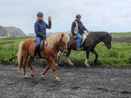 На исландских лошадках по черным пляжам вокруг городка Вик в Южной Исландии. Южный берег Исландии. Фото Стасмир. Photo Stasmir.