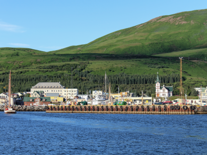 Город Хусавик (Húsavík), что переводится как «бухта с домами» — город на Севере Исландии, недалеко от Акюрейри. Фото Стасмир. Photo Stasmir.