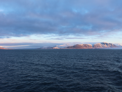 Залив Факсафлоуи (Faxaflói) и горы неподалеку от Рейкьявика (Эсья или Esja). Снято с судна, отправляющегося на поиск китов или северного сияния. Фото Стасмир. Photo Stasmir.