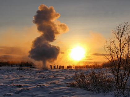 Исландия зимой. В долине Хёйкадалюр (Haukadalur) только что выстрелил гейзер Строккюр (Strokkur), что переводится как «маслобойка». Фото Стасмир. Photo Stasmir.