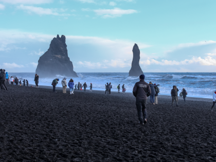 Туристы отчаянно пытаются встретить бесславный свой конец в приливных волнах на черном пляже Рейнисфйара (Reynisfjara), а кто-то в куртке с надписью «Iceland» им мешает. Вероятно, гид. Зря он это… Фото Стасмир. Photo Stasmir.