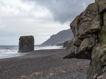 Stapavík, Stapinn, Lækjavík — много названий у этого пляжа со скалой в море. Хотя даже местные их не всегда знают. Да и местных нет: не живет здесь никто. Восточная Исландия. Фото Стасмир. Photo Stasmir.
