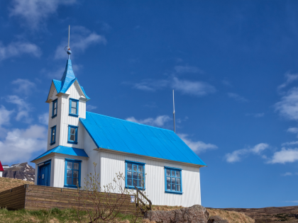 Kirkjubaer Guesthouse — церковь, в которой можно переночевать как в гестхаусе, в городке Стёдварфьордюр (Stöðvafjörður), Восточная Исландия. Фото Стасмир. Photo Stasmir.