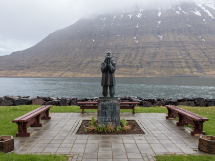 Памятник моряку, вздымающему руки в молитве, в Эскифьёрдюре (Eskifjörður), Восточные фьорды Исландии. Фото Стасмир. Photo Stasmir.