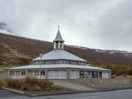 Kirkjumiðstöð Eskifjarðar — церковный центр в городке Эскифьёрдюр (Eskifjörður), Восточный фьорды Исландии. Фото Стасмир. Photo Stasmir.