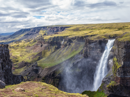 Хауифосс (Háifoss) — водопад на юге Исландии на реке Фоссау в регионе Сюдюрланд, расположенный неподалёку от вулкана Гекла. Фото Стасмир. Photo Stasmir.
