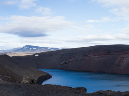 Льётипоттюр (Ljótipottur) — уродливая лужа — один из множества взрывных кратеров на Ландманналёйгар или Ландманналаугар (Landmannalaugar). Фото Стасмир. Photo Stasmir.