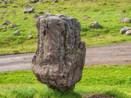 Камень Steðji-Staupasteinn в Квалфйордюре (Hvalfjörður), Юго-Западная Исландия.Фото Стасмир. Photo Stasmir.