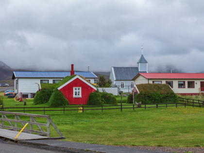Баккагерди (Bakkagerði) — небольшое селение на берегу Боргарфьорда в Восточной Исландии. Фото Стасмир. Photo Stasmir.