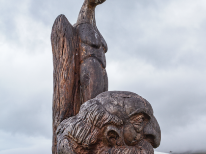 Деревянная скульптура, вероятно, тролли — в Баккагерди (Bakkagerdi), известном также как Borgarfjordur Eystri, Восточные фьорды Исландии. Фото Стасмир. Photo Stasmir.