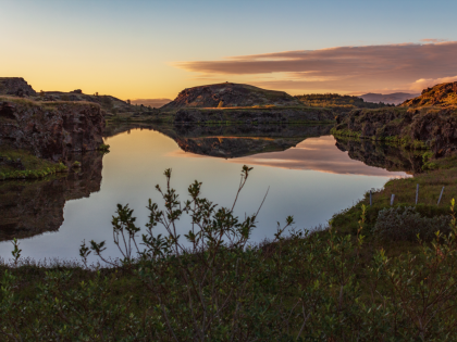 Пейзажи озера Миватн (Mývatn), Северная Исландия. Видны псевдократеры на закакте. Фото Стасмир. Photo Stasmir.