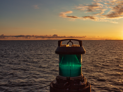 Вечерняя набережная и маячки для моторных лодок на полуострове Селтярнарнес (Seltjarnarnes) — самой западной точки муниципальной агломерации Большой Рейкьявик. Фото Стасмир. Photo Stasmir