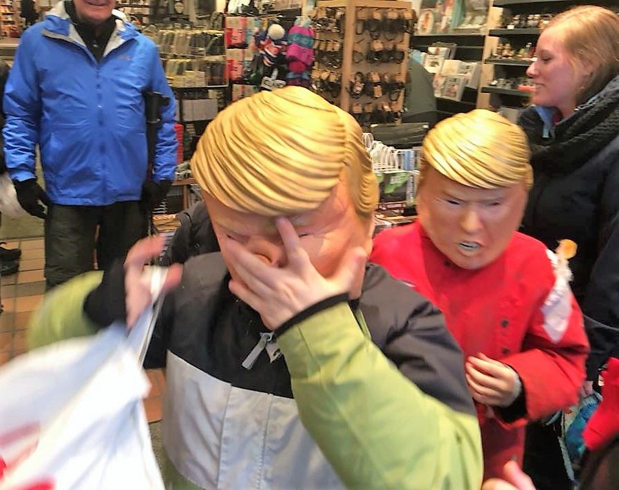 Исландские дети колядуют в костюме Трампа, фото Стасмир, Photo Stasmir, Пепельная среда