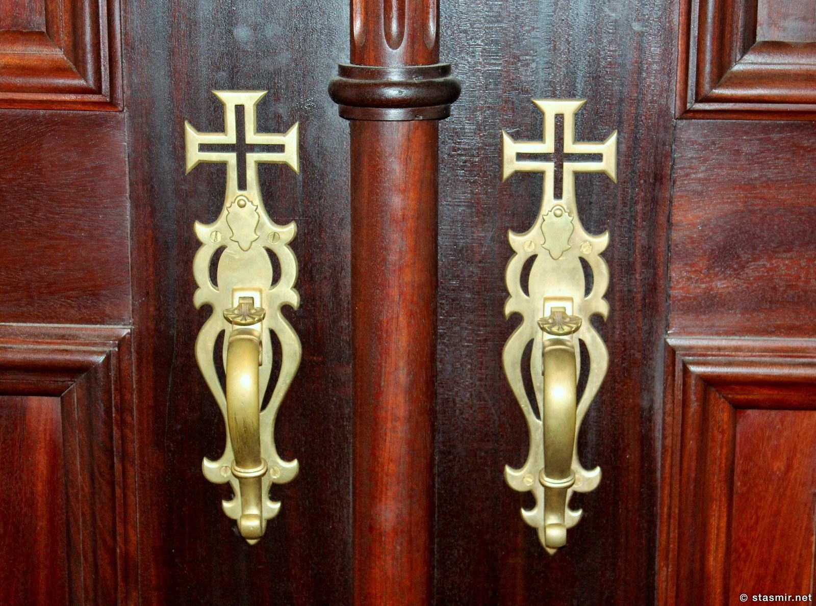 красивые двери в Basílica de Nossa Senhora do Rosário de Fátima, Monumento ao Sagrado Coração de Jesus , Фатима, Португалия, фото Стасмир, Photo Stasmir