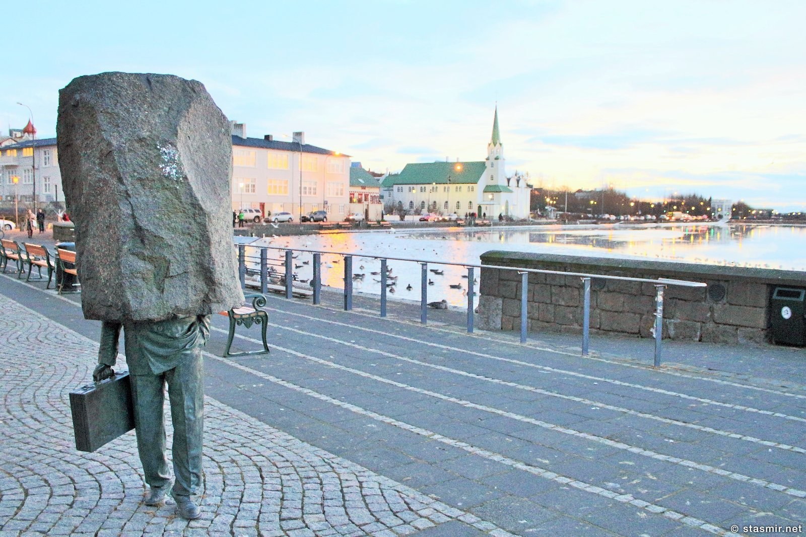 Monument to the Unknown Official, umbodsman, Озеро Тьёрнин, Рейкьявик, осень в Исландии, фото Станислав Смирнов