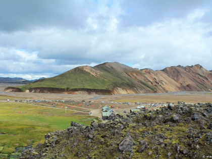 высокогорная база Ландманналёйгар, Landmannalaugar, Ландманналёйгар, Лундаманналаугар, джип-сафари, Исландия, фото Стасмир, photo Stasmir, вид на турбазу с горной тропы
