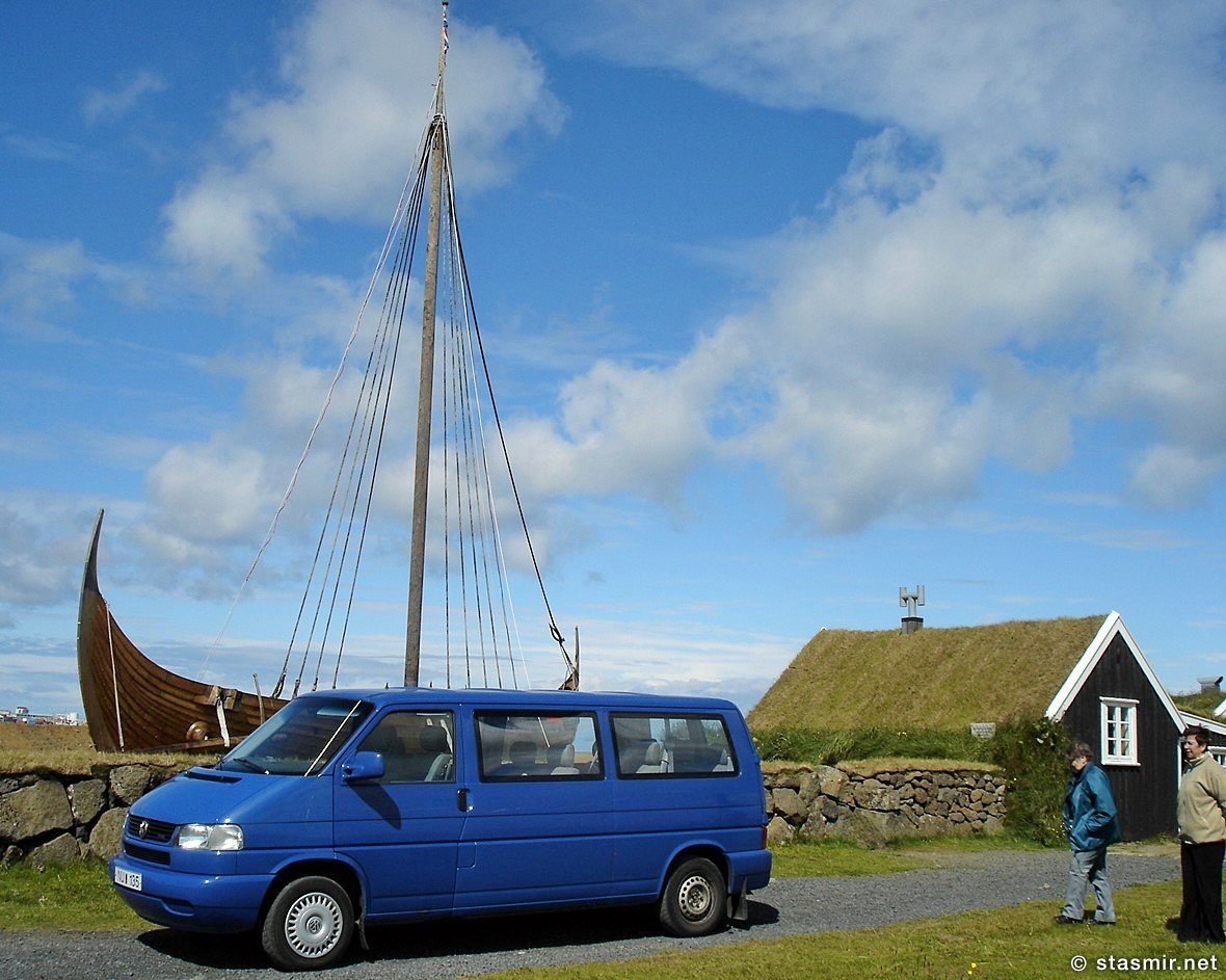 Ладья викинга и землянка в музее Викингхаймар (Vikingaheimar), Рейкьянесбайер, полуостров Рейкьянес, фото Стасмир, Photo Stasmir