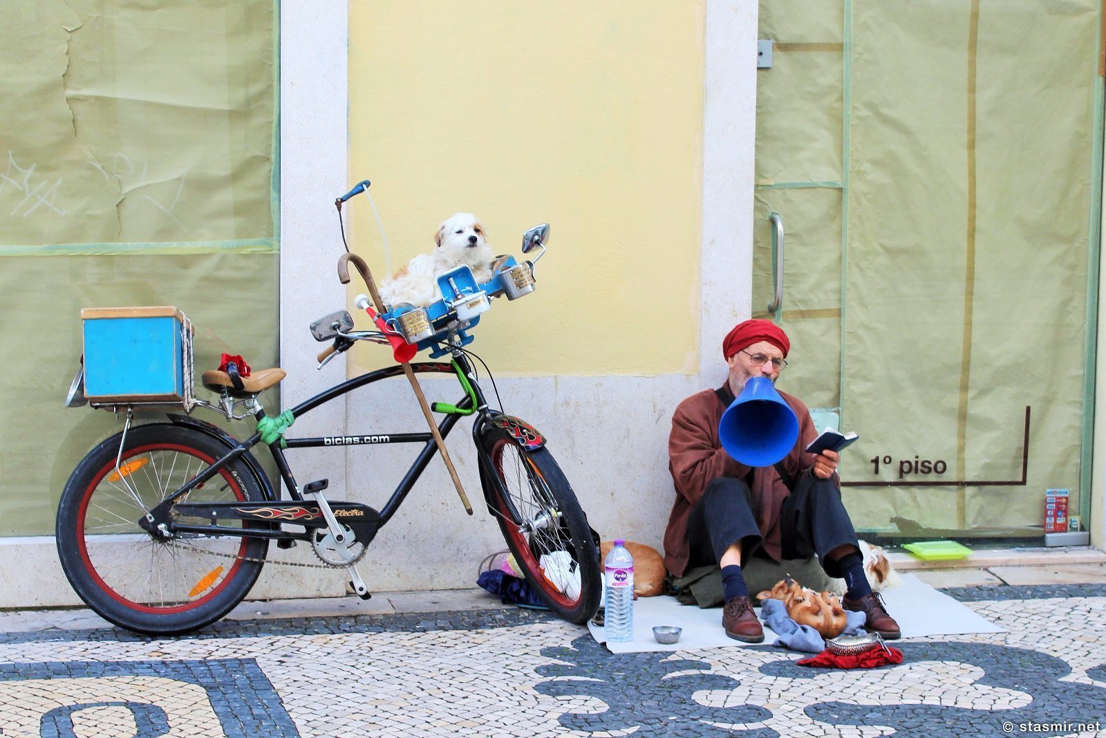 Rua Augusta, Baixa de Lisboa, Praça do Comércio, Руа Аугушта, Байша, Центр Лиссабона, Португалия, нищий на главной улице Лиссабона, Станислав Смирнов, Стасмир Трэвэл, Stanislav Smirnov, Stasmir, Stasmir Travel